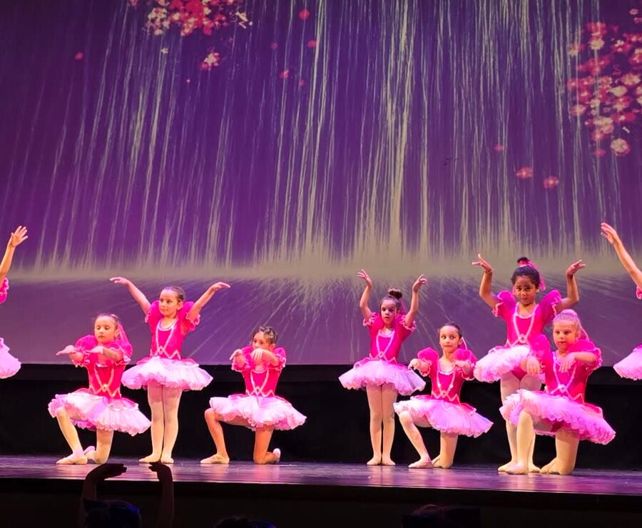 Μικρές μαθήτριες με ροζ tutu – μουσικοκινητική αγωγή και προ-μπαλέτο στην Πάτρα